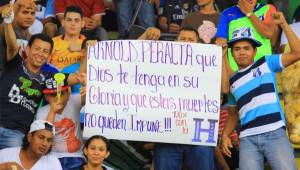La pancarta que portan los aficionados ribereños con su mensaje a Arnold Peralta (QDDG). Foto Melvin Cubas.