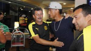 El delantero de Marathón Diego Reyes, se saluda con el entrenador del Real España, Mauro Reyes, quien llegó ayer a la noche benéfica en San Pedro Sula.