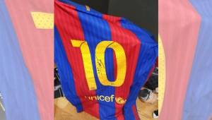 La nueva camisa de Lionel Messi se la regaló a Emilio Izaguirre.