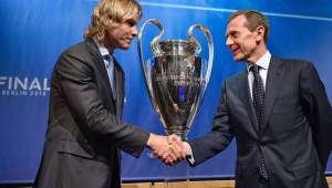 El representante de Juventus, Pavel Nedved y Emilio Butragueño de Real Madrid se saludan. (AFP)