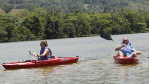 Reto superado y ganado: A pesar de hacer un poco de viento, logramos darle dirección a nuestros kayaks, nos tiramos un pique y terminé ganando, aunque creo que el profesor Sena me dejó ganar. Fotos Neptalí Romero.