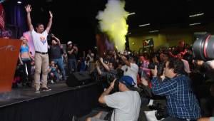 Manny Pacquiao saluda al numeroso publico que lo esperaba en Las Vegas, sede del Combate del Siglo.