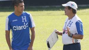 El defensor del Correcaminos de México, Jhonny Leverón, conversa con el entrenador de la Selección Nacional, Jorge Luis Pinto. Foto Delmer Martínez