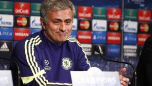 Según prensa inglesa, Mourinho renovaría hasta 2019 con Chelsea y recibiría un jugoso aumento en su salario. Foto AFP