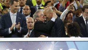 Con diez técnicos, Florentino Pérez ha conseguido 15 títulos con Real Madrid, tres Champions League en total. Foto EFE