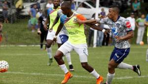 El mediocampista Luis Garrido con la camisa del Motagua marcando a Darwin Bermúdez en el partido amistos frente al Honduras Progreso. Foto Neptalí Romero