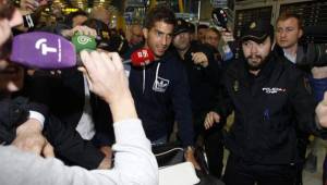El brasileño Lucas Silva saliendo del aeropuerto Barajas de Madrid. (Foto: Tomada de diario AS)