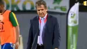 Jorge Luis Pinto caminó decepcionado por el centro del campo luego de perder frente a Guayana Francesa por 3-1.