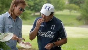 Jenny Fernández preparó las baleadas y compartió con el seleccionador de Honduras.