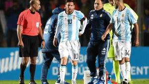 Messi salió lesionado del juego ante Honduras, se descarta lesión ósea, pero se le siguen haciendo estudios porque el dolor persiste. Foto AFP