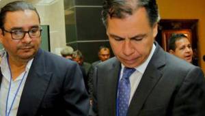Jaime Irías, izquierda, durante una reunió con la Comisión Normalizadora de la Fenafuth al lado de José Ernesto Mejía, secretario de este ente.