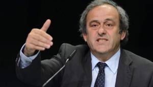 Platini le dijo a Blatter que está derrotado y que es mejor dimitir, pero el máximo dirigente de la FIFA se negó a hacerlo. Foto AFP