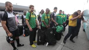 La selección de Guayana a su llegada al aeropuerto Ramón Villeda Morales. (Fotos: Delmer Martínez/Diez)