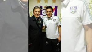 Andy Najar se tomó una fotografía con el estratega de la selección de Honduras. (FOTO: Anderlecht)