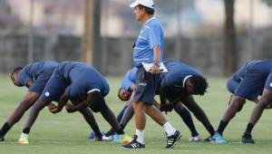 El entrenador de la Selección de Honduras, Jorge Luis Pinto en pleno entrenamiento esta tarde en Belo Horizonte preparando el equipo para enfrentar a Nigeria.