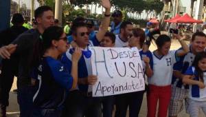 Don Manuel y otros aficionados y familiares en las afueras del Olímpico listos para apoyar a la Selección de Honduras.