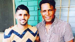 El delantero brasileño Israel Silva junto al entrenador de Marathón Carlos Pavón en la sede del cuadro Esmeralda en San Pedro Sula. Foto cortesía Israel Silva