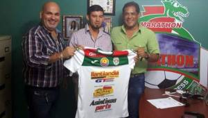 El presidente de Marathón, Orinson Amaya junto a Rambo Rodríguez y Rolando Peña cuando hacían oficial su contratación.