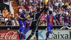 El juego psicológico de Alves, sus movimientos y amagos no le valió, porque Messi le ganó el duelo. Foto EFE.
