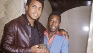 Pele y Muhammad Ali en una histórica imagen tomada en 1977.