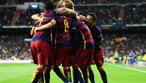 Los jugadores del Barcelona al celebrar uno de los cuatro goles con los que su equipo venció 4-0 al Real Madrid. AFP