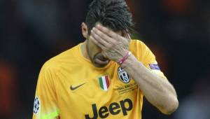 Gigi Buffon visiblemente triste y decepcionado tras el partido ante Barcelona. (AFP)