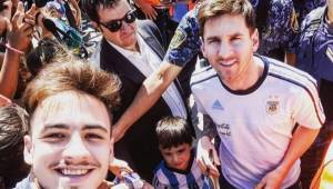 Lionel Messi pidió a sus compañeros que bajaran del autobús a saludar al público.