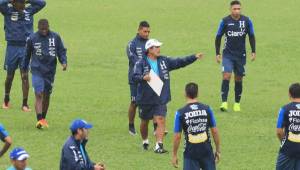 El entrenador de Honduras, Jorge Luis Pinto dirige a la Selección catracha en la práctica de este domingo bajo la lluvia de Cuernavaca. Foto Ronald Aceituno