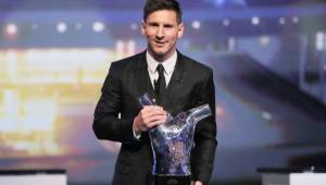 Lionel Messi con su trofeo como el mejor de la Champions en el 2014/2015.