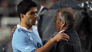 El técnico uruguayo Oscar Tabárez dice que el fichaje de Suárez al Barcelona le llegó en un buen momento y le permitió concentrarse en otras cosas. Foto AFP