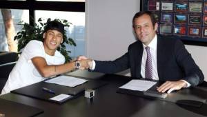 El contrato reúne la firma del propio Neymar, de su padre y agente, así como de Sandro Rossell y Josep María Bartomeu.