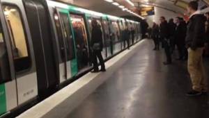 El momento en que este grupo le impidió entrar en el vagón del metro al hombre francés.