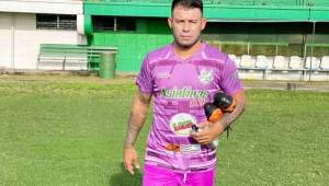 Jorge Cardona se hizo preente a los entrenamientos del Platense y busca convencer a Jhon Jairo López, el DT del club.