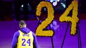LeBron James mientras brindaba su discurso anoche en el juego de los Lakers