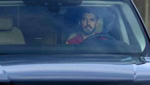 Luis Suárez salió llorando en su automóvil tras su último entrenamiento con el Barcelona.