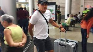 Roger Rojas viajó este martes rumbo a San José, de momento, afirma no hay ofertas.