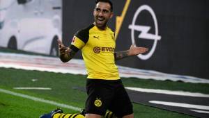 Dortmund's Spanish forward Paco Alcacer celebrate after scoring the 3-2 goal during the German first division Bundesliga football match BVB Borussia Dortmund v FC Bayern Munich in Dortmund, western Germany, on November 10, 2018. (Photo by Ina Fassbender / dpa / AFP) / Germany OUT / DFL REGULATIONS PROHIBIT ANY USE OF PHOTOGRAPHS AS IMAGE SEQUENCES AND/OR QUASI-VIDEO