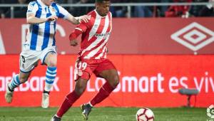 'Choco' Lozano es felicitado por la afición del Girona.