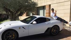 Este es el último carro que Cristiano presumió en sus redes sociales. Se trata de un hermoso Ferrari.