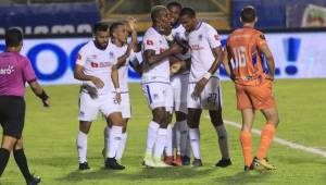 Olimpia goleó 0-3 a Lobos de la UPNFM con goles de Bengtson, Beckeles y Benguché. Este domingo depende de sí mismo para conseguir el campeonísimo en Honduras.