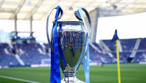 El trofeo de la UEFA Champions League en la final de fútbol entre Manchester City y Chelsea en Dragao, Portugal.