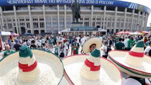 Moscow (Russian Federation), 17/06/2018.- Supporters of Mexico arrive for the FIFA World Cup 2018 group F preliminary round soccer match between Germany and Mexico in Moscow, Russia, 17 June 2018. (Mundial de Fútbol, Moscú, Rusia, Alemania) EFE/EPA/FELIPE TRUEBA EDITORIAL USE ONLY
