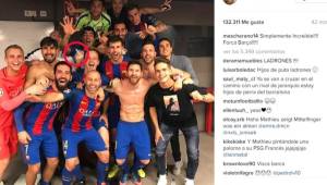 Los jugadores del Barcelona celebrando en el vestidor la clasificación a los cuartos de final de la Champions League y Mathieu hizo la señal polémica.