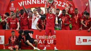 Futbolistas del Liverpool celebran su título de la Copa de Inglaterra.
