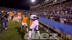 Honduras venció 2-0 a El Salvador en el Olímpico con goles de Boniek García y Romell Quioto, ambos le dedicaron sus tantos a Arnold Peralta (QDDG).
