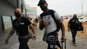 Eddie Hernández durante su salida con la Selección de Honduras hacia México.