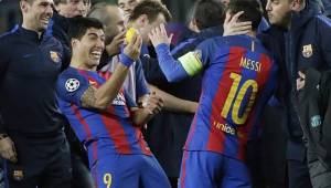 Suárez celebrando con un limón junto con Messi.
