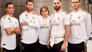 Real Madrid presentó mediante sus redes sociales su nueva indumentaria, donde utilizaron a los jugadores como modelos.