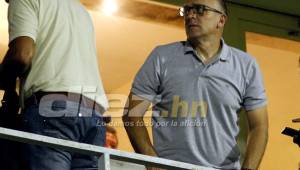 Fabián Coito mirando el Real España-UPN en el estadio Morazán de San Pedro Sula.