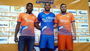 Franco Güity, José Mendoza y Michael Osorio posando con la camisa de la UPNFM. Fotos Ronald Aceituno